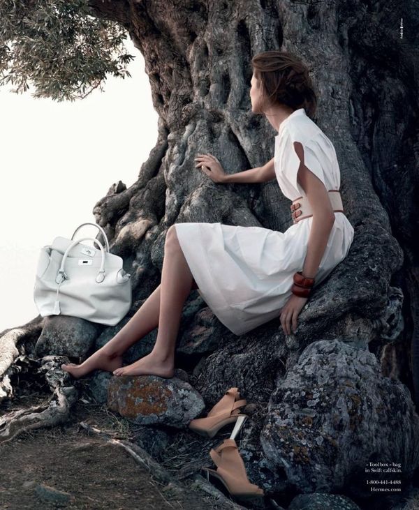 femme-assise-arbre-hermès