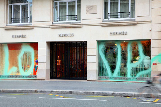 Kidult-vandalizes-hermes-paris-1