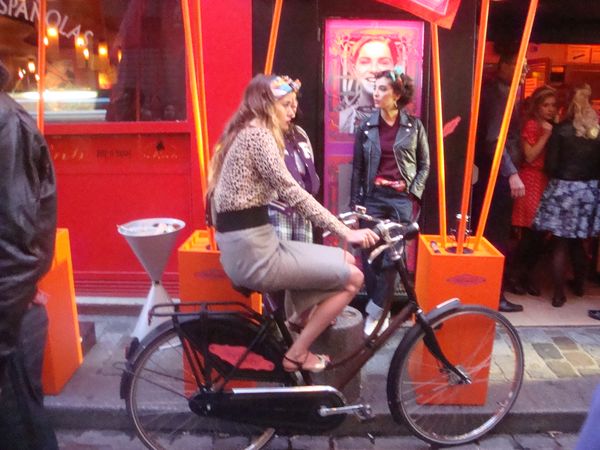 Balajo Hermès fille à vélo