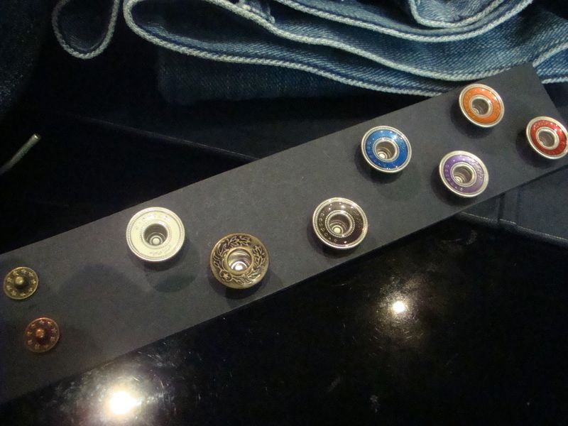 Eglé Bespoke boutons et rivets jeans sur mesure