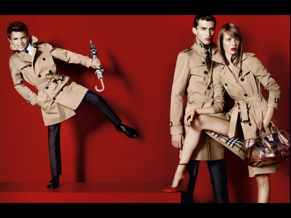 Campagne-ete-2013-Burberry-Photographe-Mario-Testino-Mannequins-Romeo-Beckham-Charlie-France-et-Edie-Campbell_reference