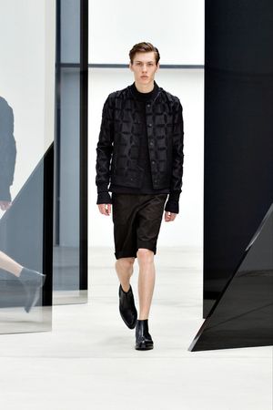 Balenciaga_005_1366_450x675